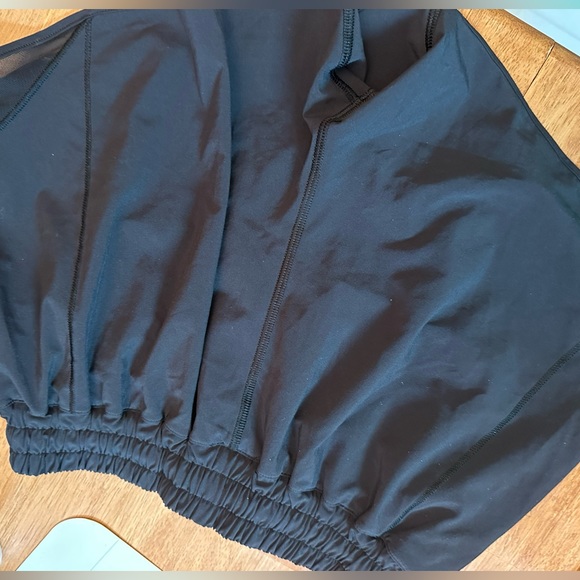 I am selling a never worn pair of lululemon hotty hot shorts in a size 4 - Picture 2 of 3